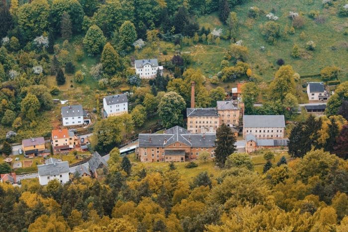 Terrenos com algumas casas