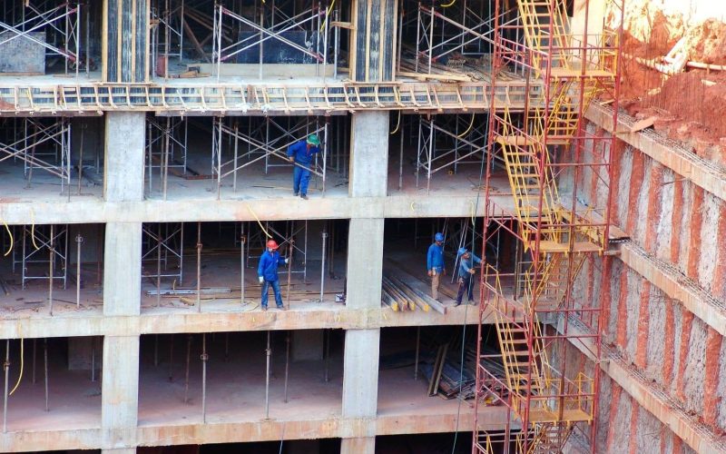 Construção de edifício e contenção